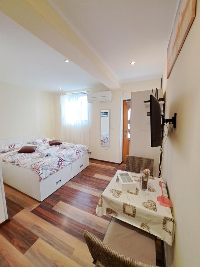 Meressa Nina&Leo Studio Apartments Новиград Екстериор снимка