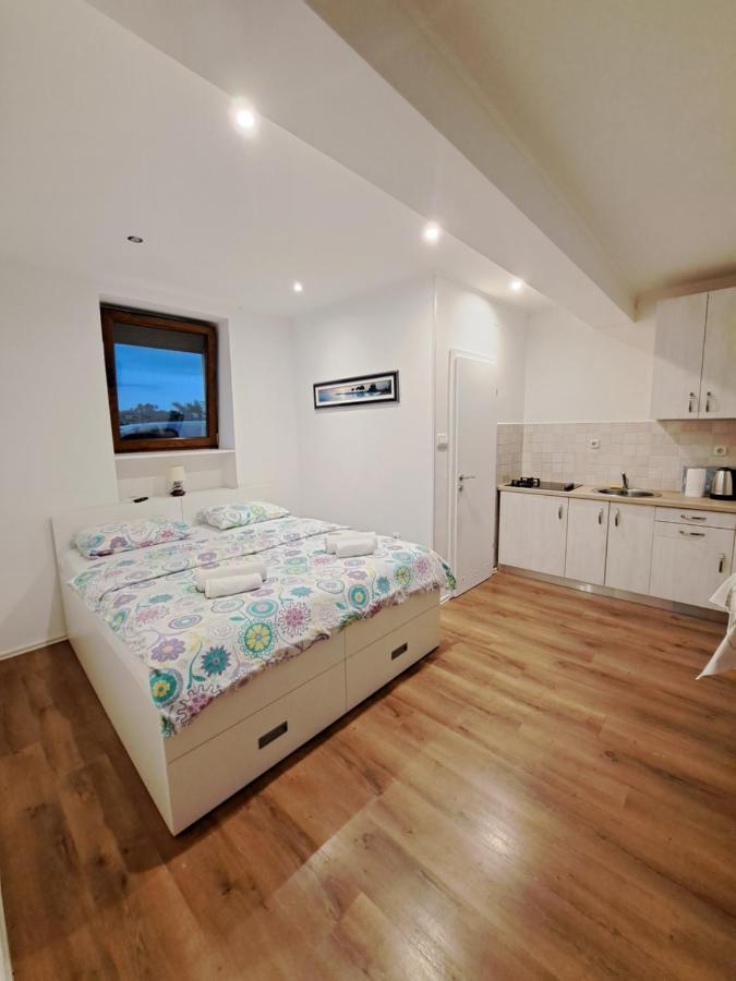 Meressa Nina&Leo Studio Apartments Новиград Екстериор снимка